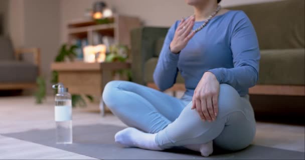 Meditasi Yoga Rumah Dan Menyentuh Dada Detak Jantung Dan Rileks — Stok Video