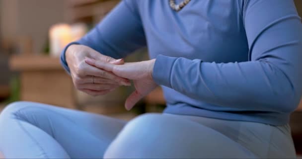 Dor Mão Ioga Mulher Com Lesão Por Acidente Emergência Estúdio — Vídeo de Stock