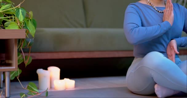 Zen Meditación Chakra Mujer Sala Estar Con Velas Bienestar Espiritual — Vídeos de Stock