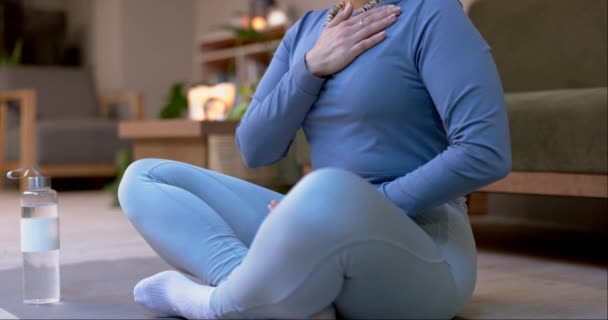 Meditación Yoga Tacto Corporal Personal Pecho Latidos Del Corazón Alivio — Vídeos de Stock