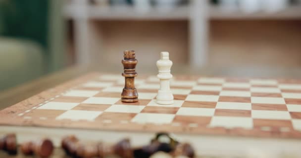 Šach Mat Ruka Šachová Královna Vzít Krále Vítězstvím Deskové Hry — Stock video