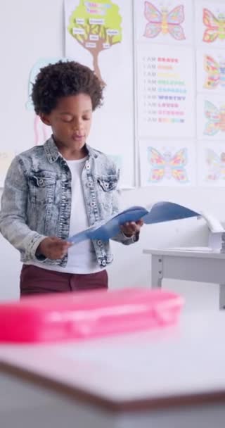 Çocuk Çocuk Konuşmacı Kitap Eğitimle Bir Okulda Okuma Sınıf Konuşması — Stok video