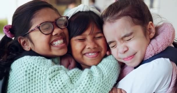 Les Enfants Amour Les Amies Serrent Les Coudes Dans Une — Video