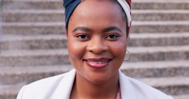 アウトドア そしてキャリア プロフェッショナル 労働者との面白い顔 ビジネス 黒人女性 ポートレート 幸せな起業家 アフリカの人 スタートアップで笑う — ストック動画