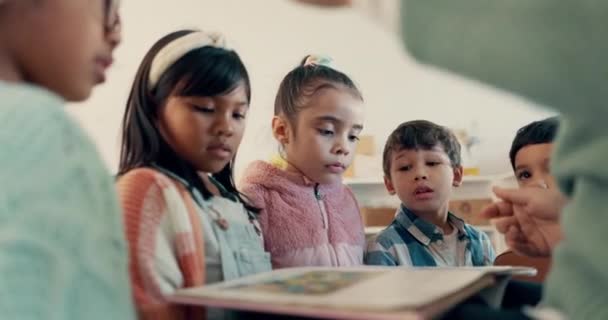 Skolbarn Grupp Och Lärare Med Bok Läsning Och Berättelse För — Stockvideo