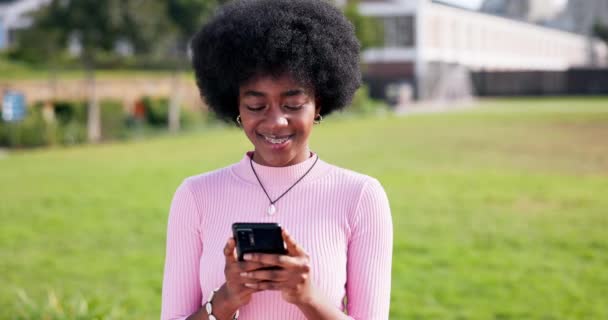 Adolescente Africana Chica Con Smartphone Parque Comunicación Chat Redes Sociales — Vídeo de stock