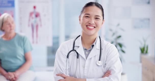 Счастливые Азиатские Лицо Доктор Скрещенными Руками Здравоохранении Медицине Кардиохирургии Больнице — стоковое видео