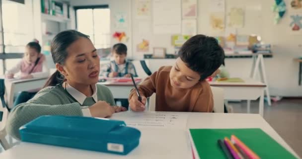 Освіта Підтримка Вчителька Допомагають Дитині Заняттях Шкільною Роботою Написанням Оцінкою — стокове відео