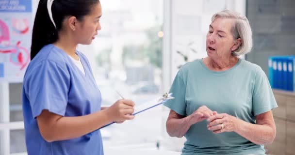 Mãos Artrite Mulher Idosa Consulta Com Enfermeira Para Dor Nas — Vídeo de Stock
