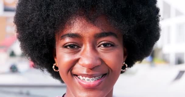Gezicht Beugels Een Zwarte Vrouw Close Stad Zoek Naar Vertrouwen — Stockvideo