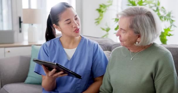 Tableta Ayuda Enfermera Con Anciana Sofá Para Consulta Médico Comunicación — Vídeos de Stock