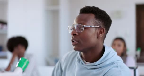 大学の教室で疲労 黒人の男性 ストレス 疲れた 退屈な アフリカの人々 不眠症 学習の疲れと教育の挑戦 大学で勉強または燃え尽き — ストック動画