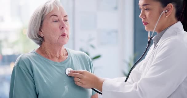 Läkare Äldre Kvinna Och Andas Med Stetoskop För Att Lyssna — Stockvideo