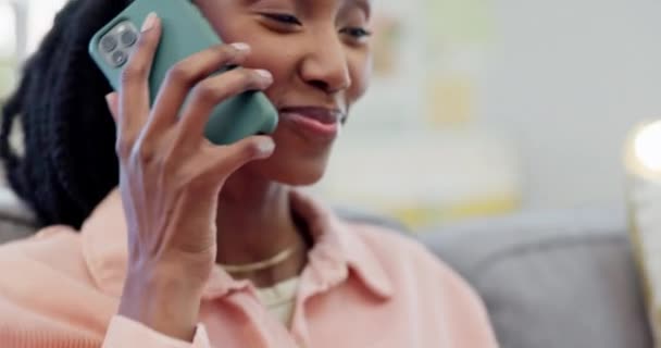 Zwarte Vrouw Woonkamer Lachen Telefoongesprek Met Grappig Gesprek Praten Thuisbank — Stockvideo