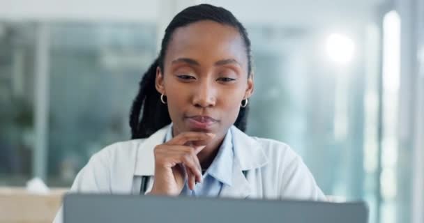 Myślenie Lekarz Kobieta Badań Nad Laptopem Medycyny Badań Planowania Kardiologii — Wideo stockowe