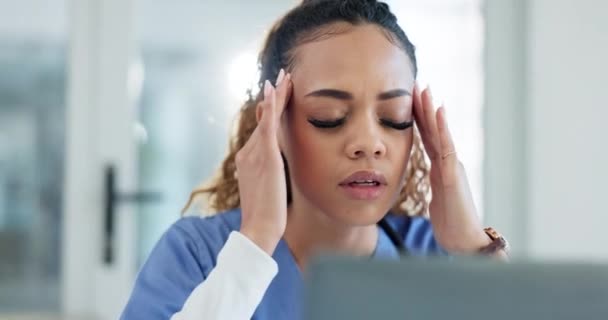 Infermiera Medico Mal Testa Stress Sul Computer Risultati Sanitari Errore — Video Stock