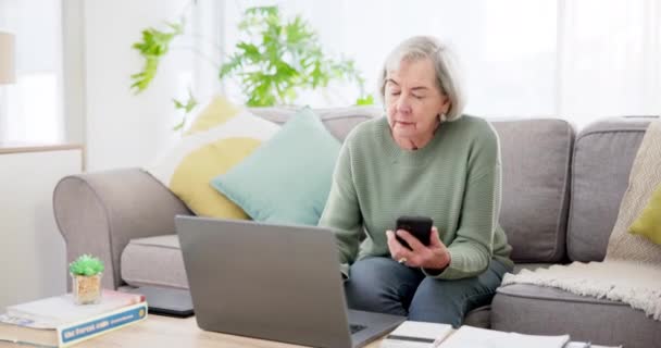 自宅で計画 投資調査 資産管理のウェブサイトのためのソファー上のシニア女性 コンピュータ 高齢者 金融情報や年金Faqのためのモバイルやラップトップにタイピング — ストック動画
