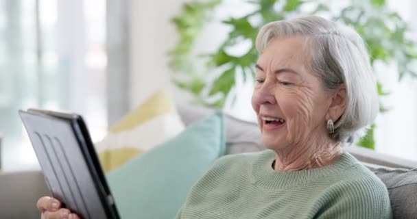 Chamada Vídeo Conversação Mulher Idosa Com Tablet Casa Sala Estar — Vídeo de Stock