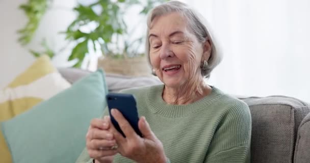 Senior Žena Pohovka Video Hovor Smartphone Sociální Sítě Mobilní Kontakt — Stock video