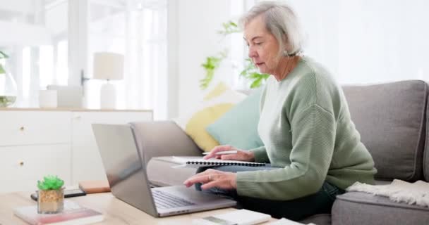 Laptop Schrijven Documenten Voor Boekhouding Met Een Oude Vrouw Woonkamer — Stockvideo