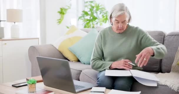 Computer Portatile Calcolatrice Documenti Finanza Con Una Donna Anziana Nel — Video Stock