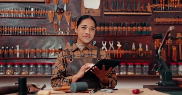 Læderarbejde Portræt Glad Kvinde Med Tablet Værktøj Fremstilling Unikt Tekstilprodukt – Stock-video