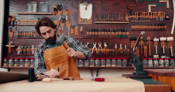 皮革制品 车间人员以工具和工艺制造独特的纺织产品 皮革厂的锤头 织物和工匠 带有绒面质感的图案 维修和修补工艺 — 图库视频影像