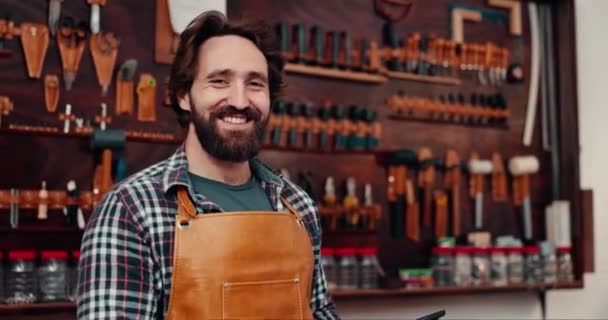 Warsztat Skórzany Portret Szczęśliwego Człowieka Narzędziami Produkcja Rzemieślnicza Unikalny Produkt — Wideo stockowe