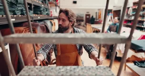 Homem Fábrica Escada Para Verificar Prateleira Para Tecido Couro Têxtil — Vídeo de Stock