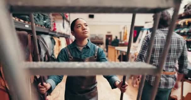 倉庫および梯子は職場の製造のための生地 革または織物のための棚を点検します アイデアを持つ産業職場でのストック 布のための少女 保管および検査 — ストック動画