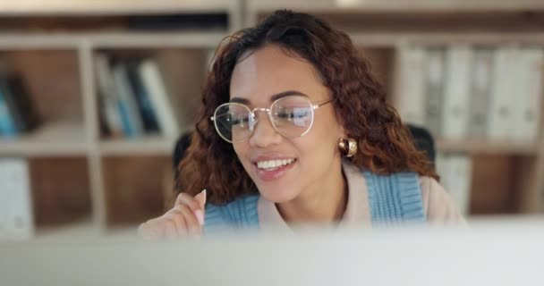コンピュータ 幸せな女性 そしてデータ情報と電子メールの書き込みを持つオフィスで考える アフリカの女性プロフェッショナル 記事の研究とレポートの計画のためのウェブサイトのポストを読む — ストック動画