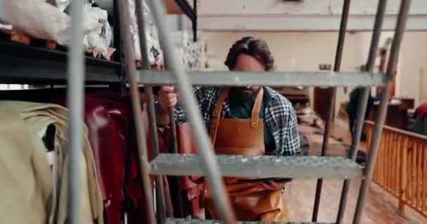 Tafel Lederen Werkplaats Man Plank Voor Stof Keuze Kleine Bedrijven — Stockvideo