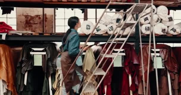Mujer Fábrica Escalera Para Revisar Estante Tela Tableta Textil Para — Vídeo de stock