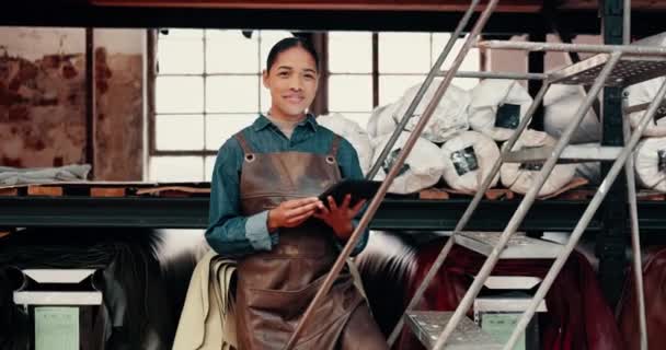 職場の織物製造のための顔 タブレットまたは布の笑顔のための棚による女性 工場および梯子 アプリで品質保証のためのストック 布のための少女 保管および検査 — ストック動画