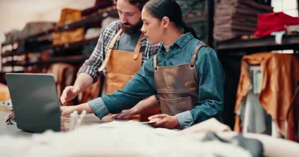 Deri Işi Renk Paleti Kadın Erkekle Tekstil Seçimi Için Malzeme — Stok video