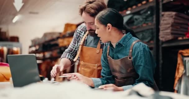 Läderarbete Färgpalett Och Laptop För Material Eller Textilt Val Med — Stockvideo