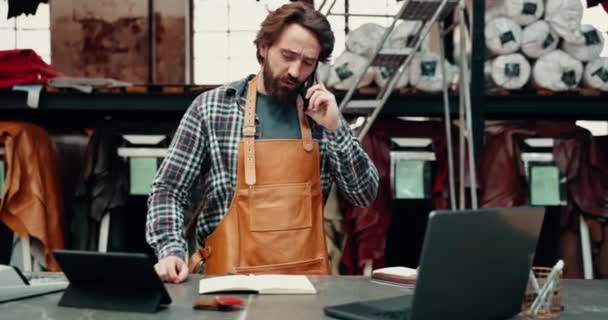 Appel Téléphonique Atelier Cuir Homme Prendre Ordre Écriture Dans Livre — Video