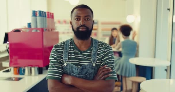Güven Görev Gurur Için Kollarını Kavuşturan Siyahi Bir Adamın Yaratıcılığı — Stok video