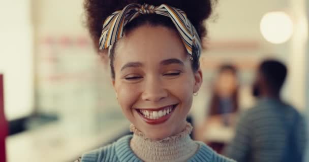 コーヒーショップの笑顔 若い女性は ポジティブで自信を持って態度をとっています 友人とレストランやカフェに立っているコロンビアからの女性モデルのハッピー プライド クローズアップの肖像画 — ストック動画