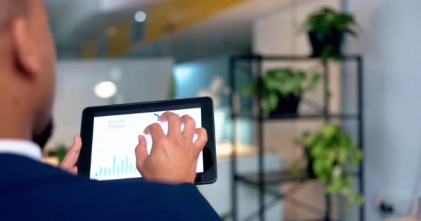 Tablet Gráfico Manos Persona Negocios Desplazarse Para Análisis Datos Comercio — Vídeo de stock
