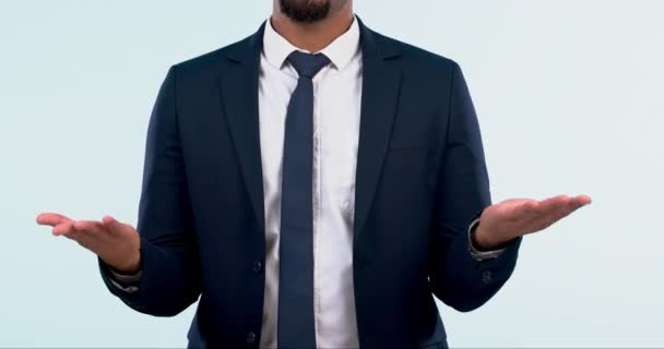 Stüdyodaki Adamın Karar Seçimi Elleri Neden Beyaz Arka Planda Soru — Stok video