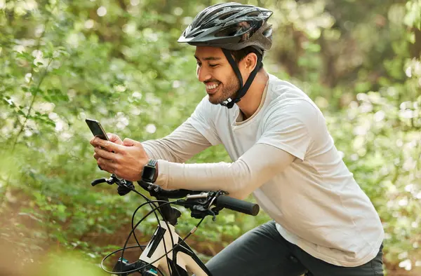Mensch Wald Und Telefon Auf Dem Fahrrad Sms Und Lächeln — Stockfoto