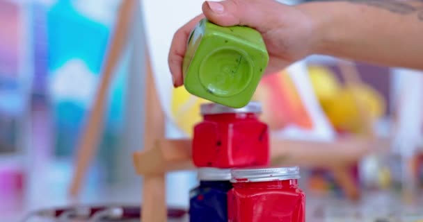 Peinture Artiste Les Mains Personne Avec Récipient Pour Peinture Passe — Video