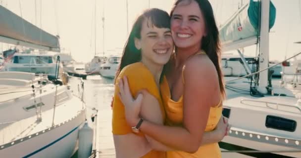 ハッピー バケーション そして夏のハグでバリ島で愛と絆を結ぶ女性たち 休日のための船やヨットの港で興奮し 笑顔とリラックスした若者や友人 — ストック動画