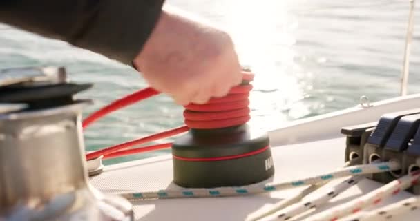 Руки Моряка Веревка Лодка Море Безопасность Открытом Воздухе Летний Солнечный — стоковое видео