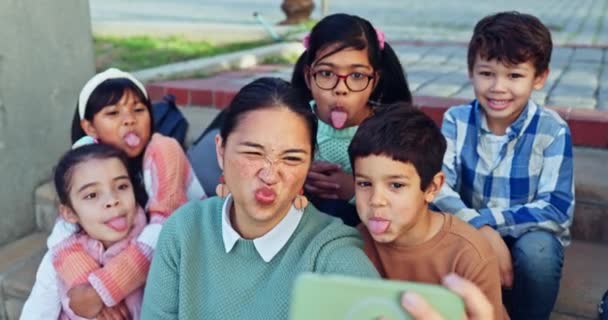 Selfie Nauczyciel Uczniowie Świeżym Powietrzu Zabawny Szczęśliwy Wiedzy Więzi Relaksu — Wideo stockowe