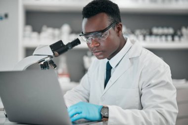 Mikroskop, dizüstü bilgisayar ve siyah adam araştırma, tıbbi ve veri analizi, dijital uygulama ve kimya ile daktilo. Bilgisayarı, laboratuvar ekipmanları ve sağlık hizmetleri olan Afrikalı, biyolog veya bilim adamı.
