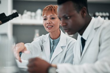 Çözüm, sağlık araştırması veya tıbbi veri planlama laboratuvarında bilim, ekip ve araştırma. Bilim adamı, kadın ve erkekle işbirliği test sonuçlarını bilgisayarda gözden geçirmek için.