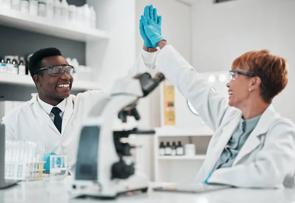 在实验室 微笑或与目标 成果或工作场所创新的合作伙伴关系中的科学家男女和5岁以上的人 非洲科学专家 团队合作和对医学研究成功的祝贺 — 图库照片