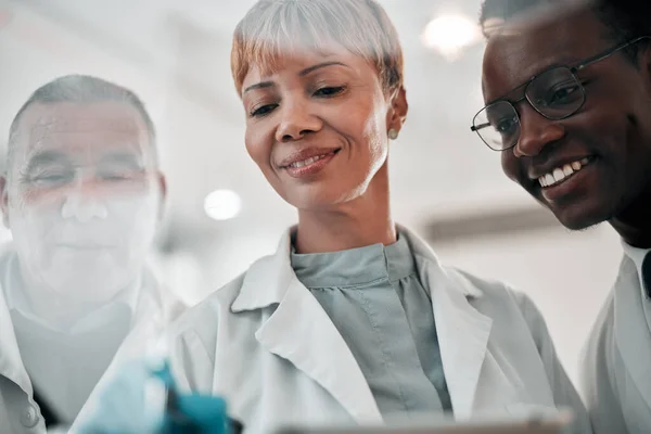 妇女和一个团队在医院的玻璃板上撰写和计划合作的想法 科学会议中具有保健战略 时间表或解决方案的医务人员 多样性或领导者 — 图库照片